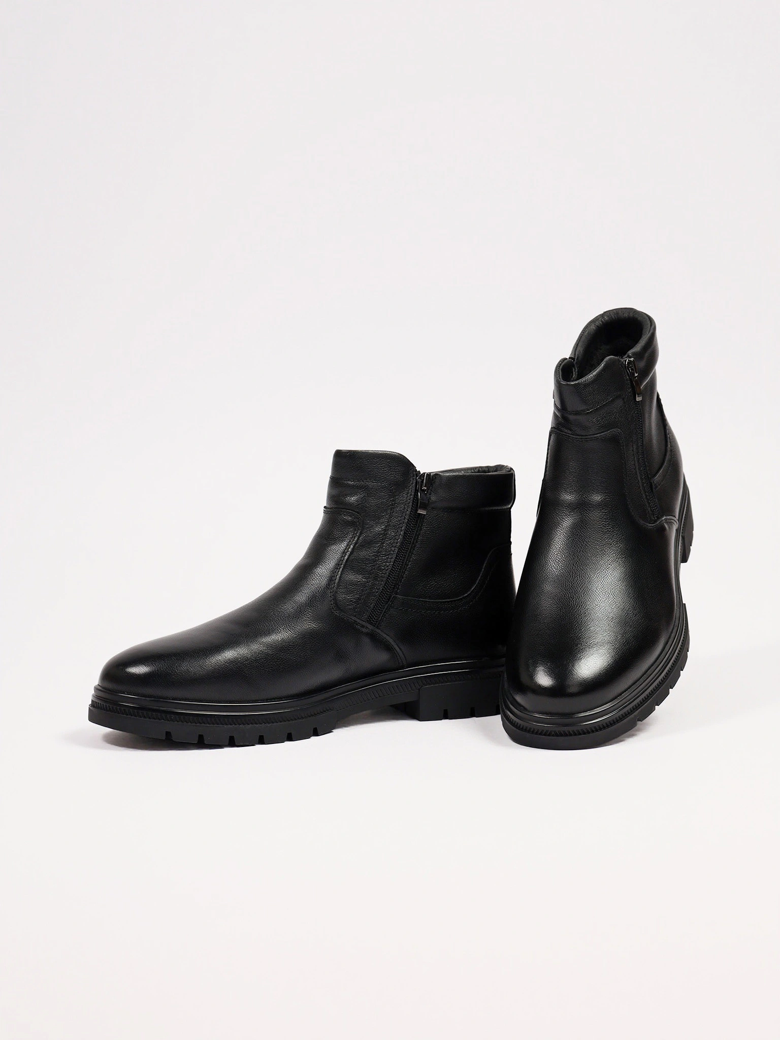 Ботинки черного цвета с двумя боковыми молниями на рельефной подошве